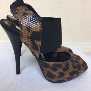 VERA WANG LEOPARD PRINT HEELS